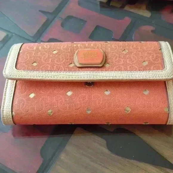 Guess Tri-fold Wallet - Picture 15 of 15